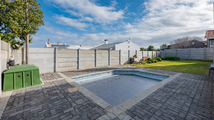 To Let 5 Bedroom Property for Rent in Agulhas Western Cape